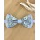 Nœud papillon à fleurs sur base bleue unie