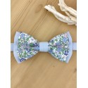 Nœud papillon à fleurs sur base bleue unie