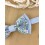 Nœud papillon à fleurs sur base bleue unie