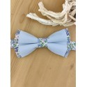 Nœud papillon bleu sur base fleurie