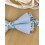 Nœud papillon bleu sur base fleurs 
