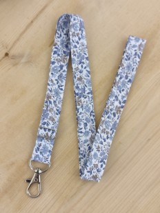 Dragonne porte badge / clés à fleurs bleues