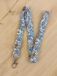 Dragonne porte badge / clés à fleurs bleues