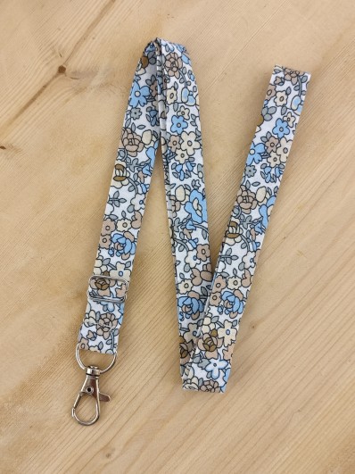 Dragonne porte badge / clés à fleurs bleues