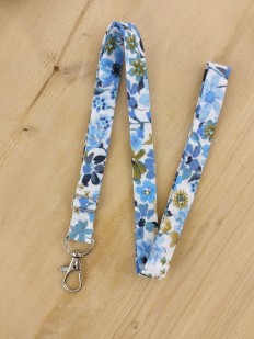 Dragonne porte badge / clés fleurs Sakura bleu