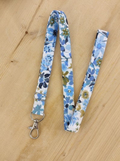 Dragonne porte badge / clés fleurs Sakura bleu