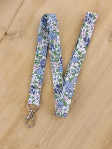 Dragonne porte badge / clés fleurs Sakura bleu