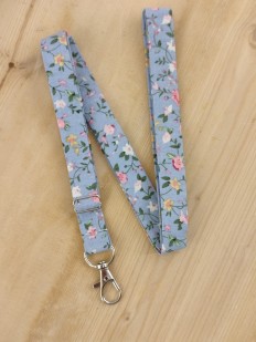 Dragonne porte badge / clés bleu à fleurs
