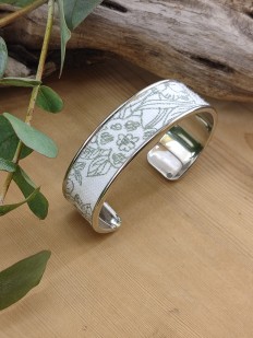 Bracelet manchette laiton et tissu vert sauge