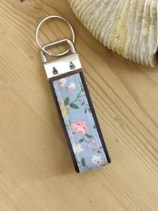 Porte clés cuir et tissu bleu à fleurs roses