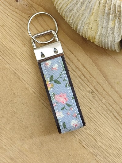 Porte clés cuir et tissu bleu à fleurs roses