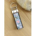 Porte clés cuir et tissu bleu à fleurs roses
