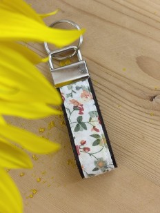 Porte clés cuir et tissu à fleurs bordeaux et sauge