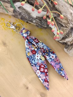 Porte clés foulard bordeaux à fleurs