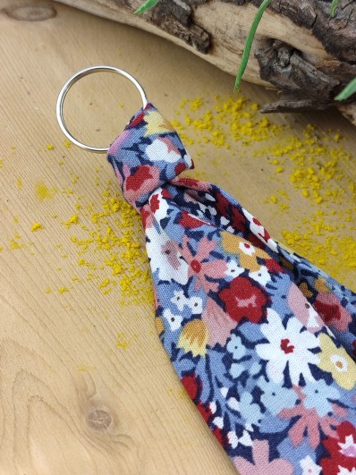 Porte clés foulard bordeaux à fleurs