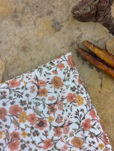 Pochette costume à fleurs orange brûlée