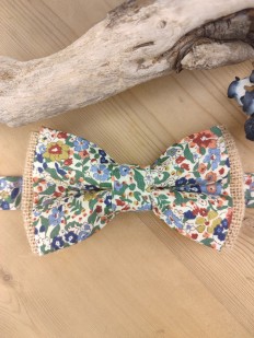 Noeud papillon fleuri et toile de jute