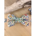 Noeud papillon fleuri et toile de jute