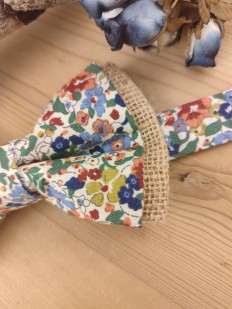 Noeud papillon fleuri et toile de jute pour enfant