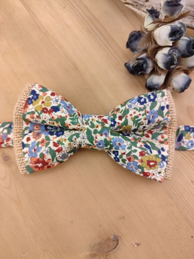 Noeud papillon fleuri et toile de jute
