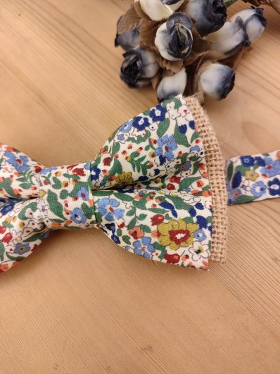 Noeud papillon fleuri et toile de jute pour enfant