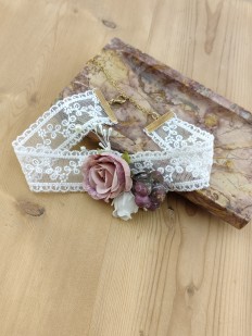 Collier dentelle et fleur vieux rose
