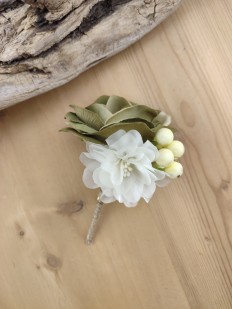 Boutonnière fleur kaki clair et ivoire