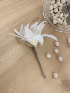Boutonnière fleur de lys ivoire