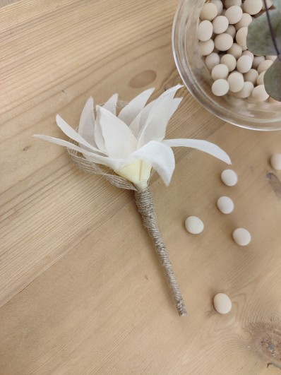 Boutonnière fleur de lys ivoire