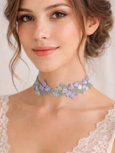 Collier lavande en guipure florale