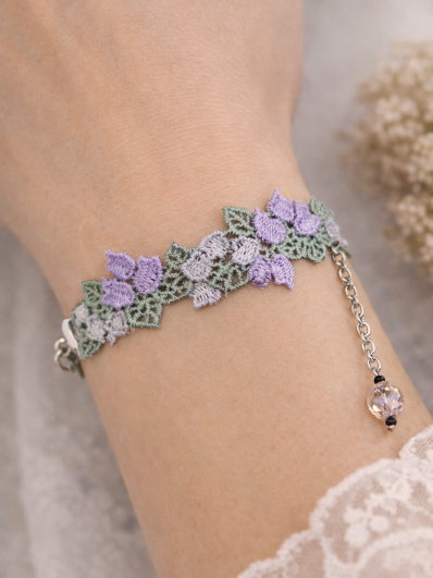 Bracelet lavande en guipure florale