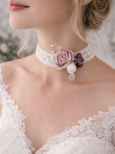 Collier dentelle et fleur vieux rose