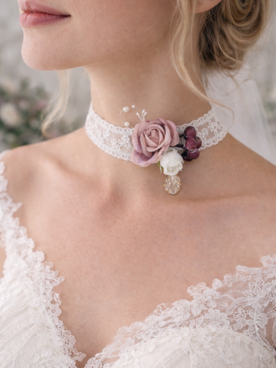 Collier dentelle et fleur vieux rose