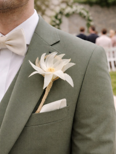 Boutonnière fleur de lys ivoire