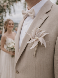 Boutonnière fleur de lys rose cendré