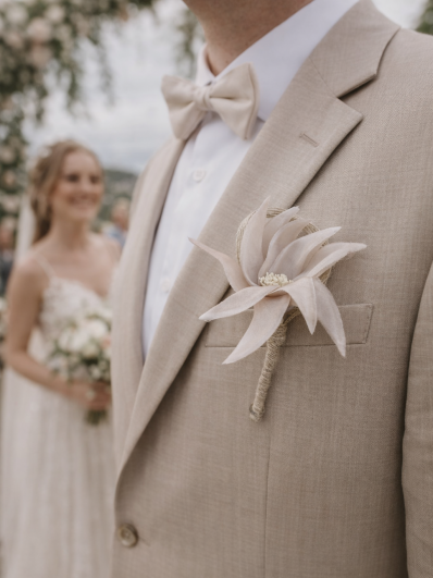 Boutonnière fleur de lys rose cendré