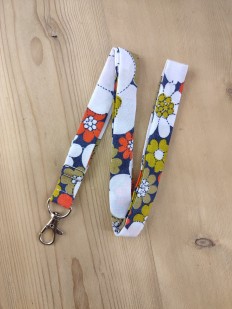 Dragonne porte badge / clés fleurs style vintage