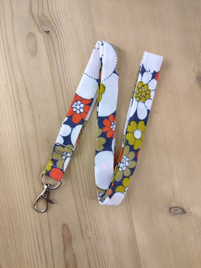 Dragonne porte badge / clés fleurs style vintage