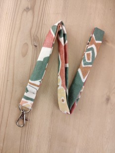 Dragonne porte badge / clés aux motifs abstraits