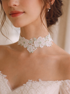 Collier en guipure blanche et verte