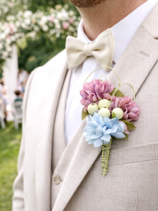 Boutonnière fleurs rose et bleue