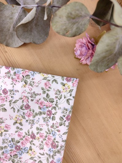 Pochette de costume dans les tons de rose et vert sauge