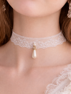 Collier dentelle avec goutte d'eau