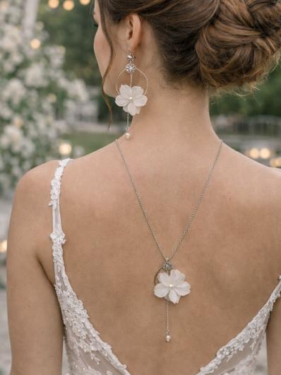 Parrure collier de dos et boucle d'oreilles fleurs et perles