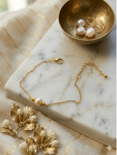 Bracelet doré avec perle nacrée baroque