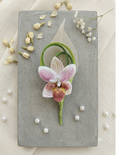 Broche boutonnière "Élégance Exotique" – Orchidée & Feuille Squelette