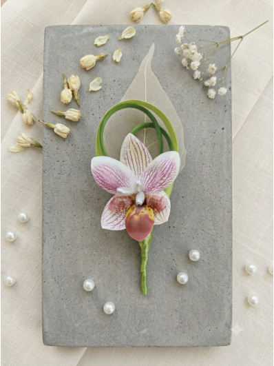 Broche boutonnière "Élégance Exotique" – Orchidée & Feuille Squelette