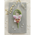Broche boutonnière "Élégance Exotique" – Orchidée & Feuille Squelette