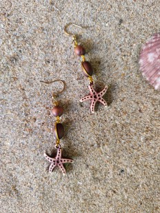 Boucles d'Oreilles Étoile de Mer en Résine & Perles Bois — Style Bohème Marin