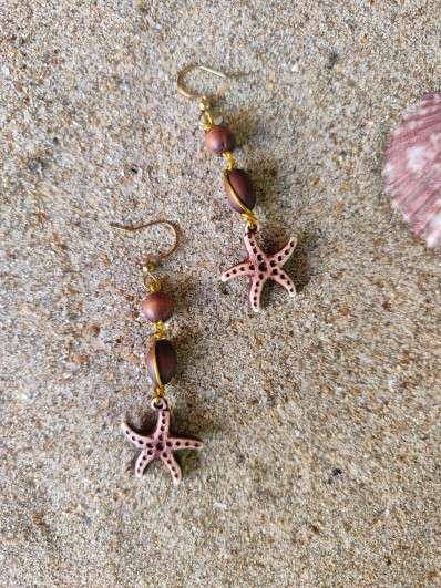 Boucles d'Oreilles Étoile de Mer en Résine & Perles Bois — Style Bohème Marin